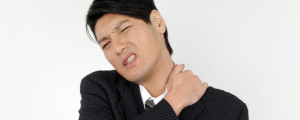 肩こり辛い男性